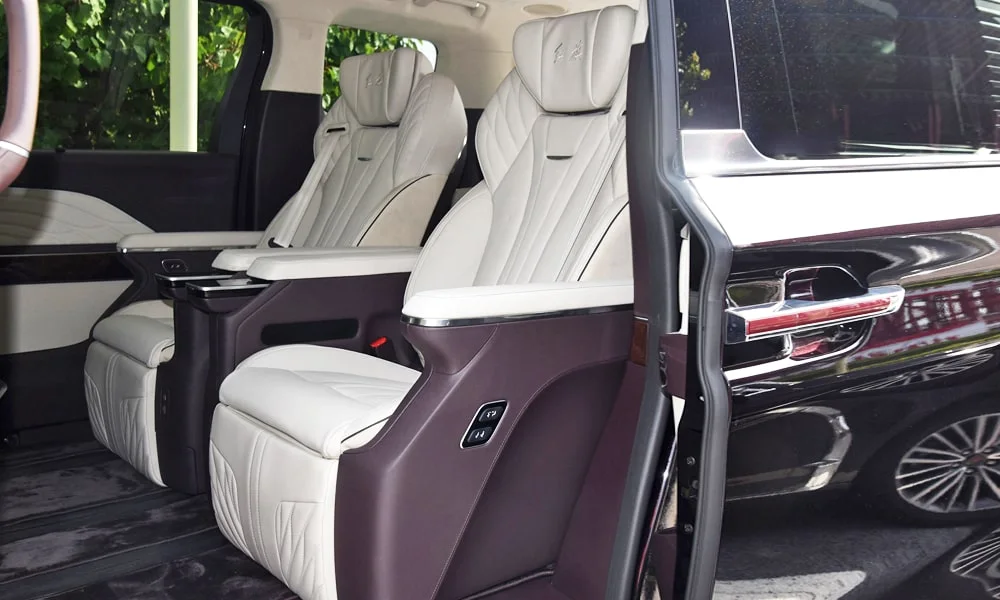 Фото Hongqi HQ9 (2023) — задние сиденья. Второй ряд: профиль дивана, подголовники и обивка из гладкой коже. Крепления ISOFIX для детских кресел — в основании спинки Hongqi HQ9 (2023) — задние сиденья