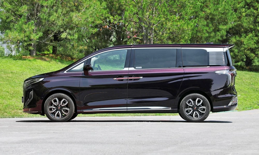 Фото Hongqi HQ9 (2023) — вид сбоку, фото 4. Профиль кузова: колёсная база, свесы и линия остекления. Длинная база — простор второго ряда; короткие свесы упрощают парковку Hongqi HQ9 (2023) — вид сбоку, фото 4