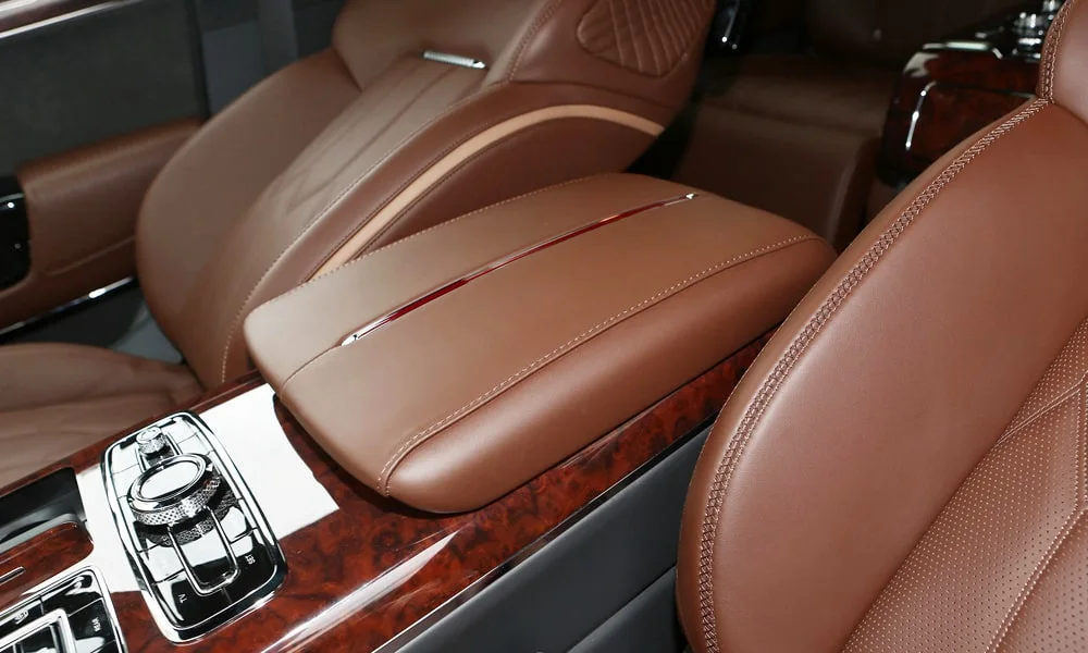 Фото Hongqi LS7 (2024) — центральный подлокотник. Подлокотник консоли: зона отдыха правой руки и крышка бокса Hongqi LS7 (2024) — центральный подлокотник
