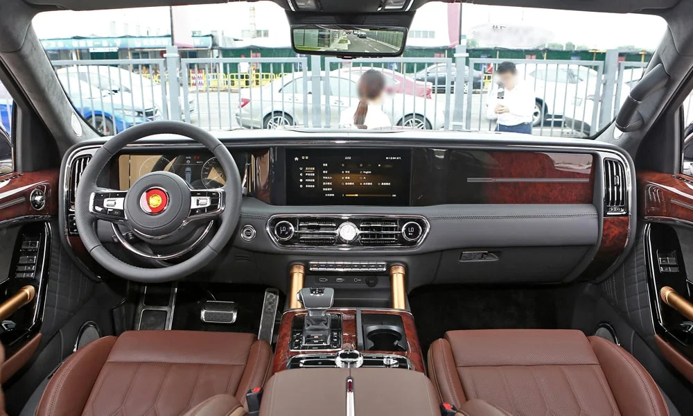 Фото Hongqi LS7 (2024) — передняя панель. Архитектура передней панели: ярусы, вставки и консоль в коричневой гамме. Минимум физических кнопок — ставка на экранное управление Hongqi LS7 (2024) — передняя панель