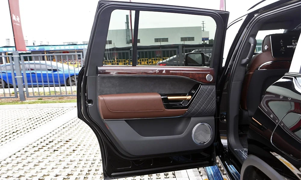 Фото Hongqi LS7 (2024) — дверная карта, фото 3. Дверная карта в тёмной отделке: подлокотник, динамик и блок стеклоподъёмников. Мягкая вставка в зоне локтя — то, что чувствуешь каждый день Hongqi LS7 (2024) — дверная карта, фото 3