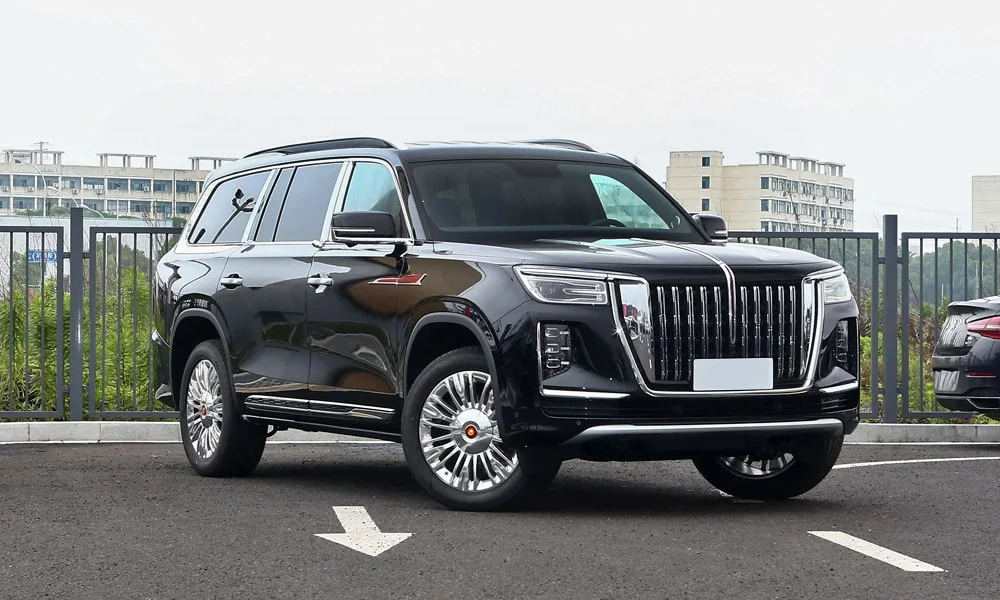 Фото Hongqi LS7 (2024) — вид спереди, фото 3. Передок в чёрном исполнении — крупная светотехника и выразительный бампер. Рисунок ходовых огней — подпись модели, по нему её узнают в потоке Hongqi LS7 (2024) — вид спереди, фото 3