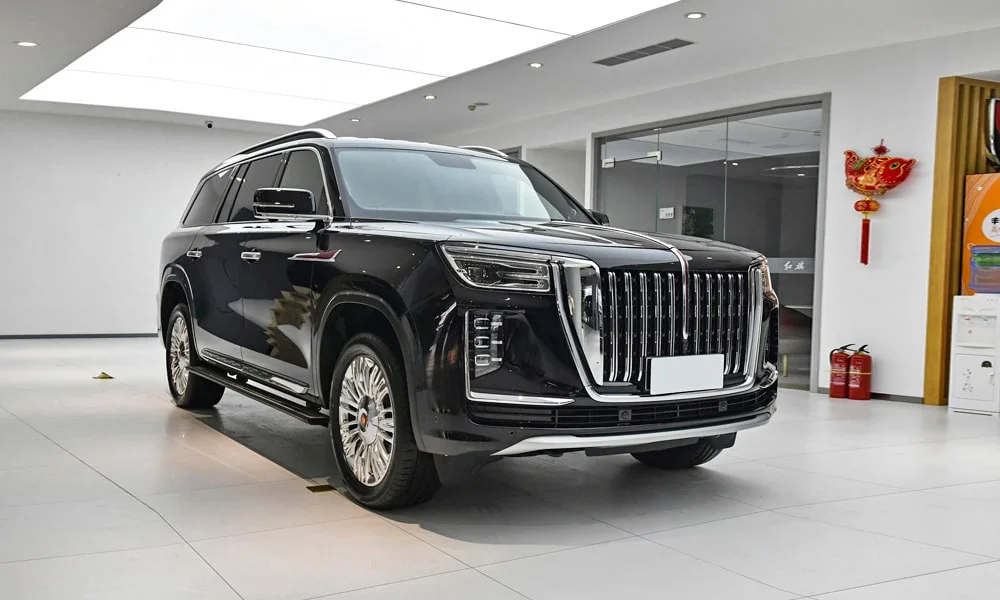 Фото Hongqi LS7 (2024) — вид спереди, фото 6. Анфас: пропорции капота, посадка кузова и графика ходовых огней. Рисунок ходовых огней — подпись модели, по нему её узнают в потоке Hongqi LS7 (2024) — вид спереди, фото 6