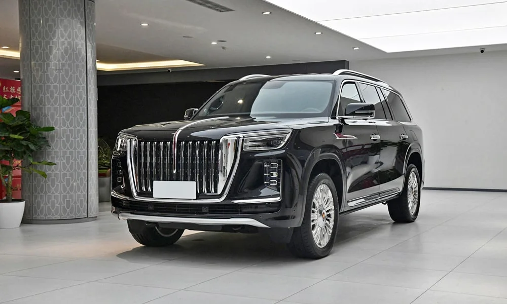 Фото Hongqi LS7 (2024) — вид спереди, фото 7. Передок в чёрном исполнении — крупная светотехника и выразительный бампер. Рисунок ходовых огней — подпись модели, по нему её узнают в потоке Hongqi LS7 (2024) — вид спереди, фото 7