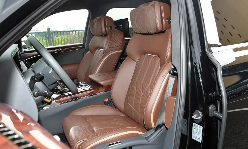 Фото Hongqi LS7 (2024) — передние сиденья. Профиль кресел: боковая поддержка и подголовники. Регулировки с памятью возвращают кресло под водителя одним нажатием — у версий с электроприводом Hongqi LS7 (2024) — передние сиденья