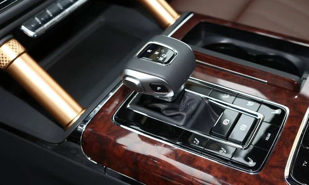 Фото Hongqi LS7 (2024) — селектор коробки передач. Селектор трансмиссии на центральной консоли. Автохолд удерживает машину на светофоре без ноги на тормозе Hongqi LS7 (2024) — селектор коробки передач
