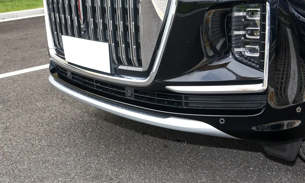 Фото Hongqi LS7 (2024) — решётка радиатора, фото 2. Рисунок решётки: сетка, ламели или глухая панель у электроверсий Hongqi LS7 (2024) — решётка радиатора, фото 2