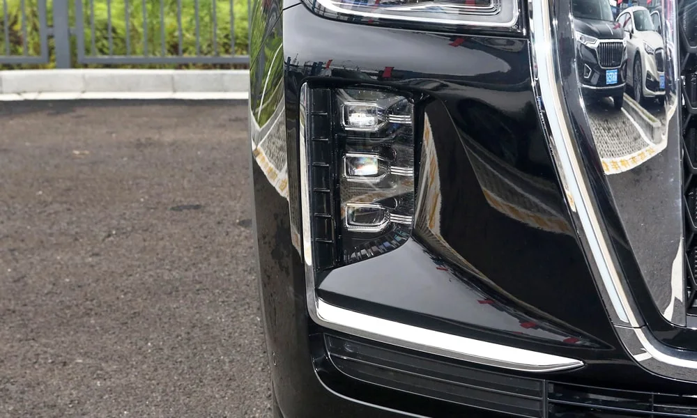 Фото Hongqi LS7 (2024) — передняя оптика. Начинка фары: модули ближнего и дальнего света, ходовые огни. Светодиодная оптика служит весь срок жизни машины без замены ламп Hongqi LS7 (2024) — передняя оптика