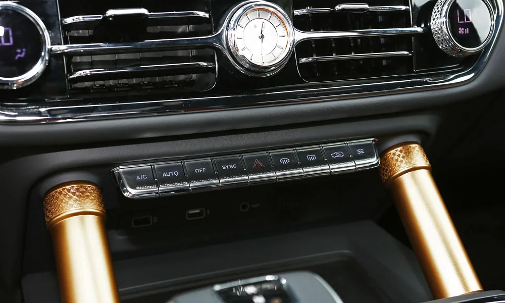 Фото Hongqi LS7 (2024) — интерьер, фото 2. Общий план салона: архитектура панели, консоль и кресла Hongqi LS7 (2024) — интерьер, фото 2