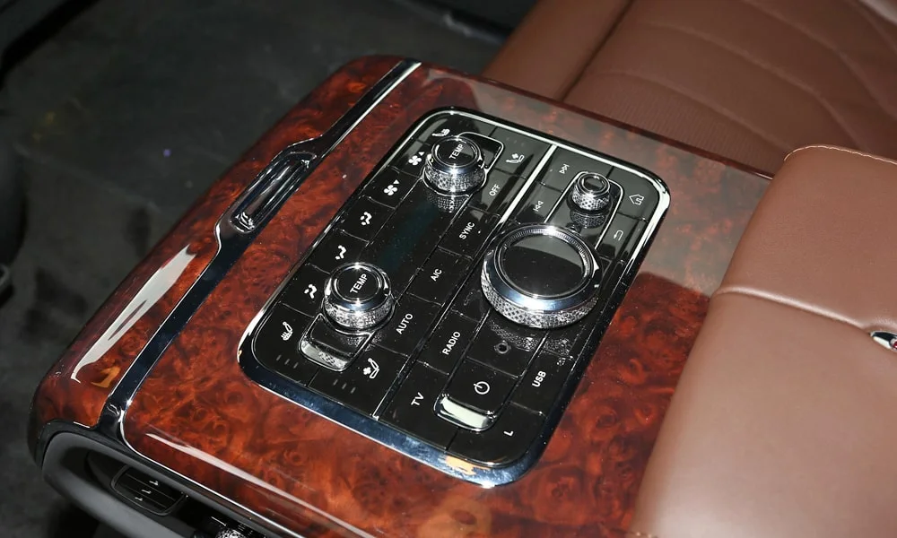Фото Hongqi LS7 (2024) — интерьер, фото 6. Общий план салона: архитектура панели, консоль и кресла. Уровень отделки читается по стыкам панелей и мягким поверхностям в зонах касания Hongqi LS7 (2024) — интерьер, фото 6
