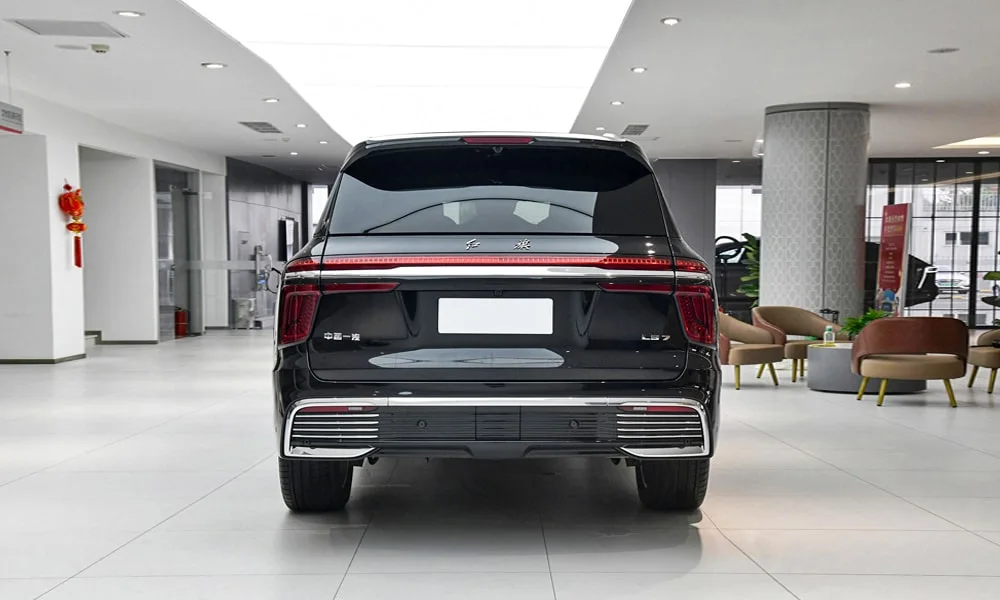 Фото Hongqi LS7 (2024) — вид сзади, фото 5. Корма в чёрном цвете: графика фонарей и пластика пятой двери. Насадки выхлопа или их имитация внизу бампера различают версии Hongqi LS7 (2024) — вид сзади, фото 5