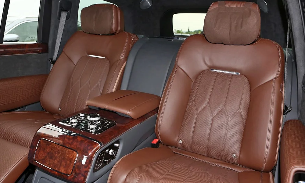 Фото Hongqi LS7 (2024) — задние сиденья, фото 2. Посадка второго ряда: подголовники и подлокотник. Крепления ISOFIX для детских кресел — в основании спинки Hongqi LS7 (2024) — задние сиденья, фото 2