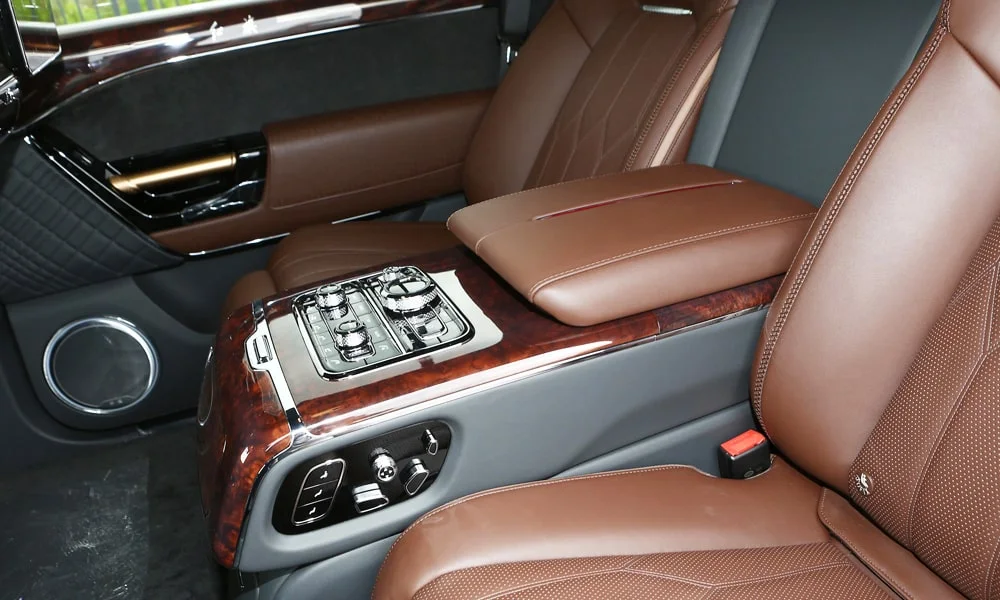 Фото Hongqi LS7 (2024) — задние сиденья, фото 3. Посадка второго ряда: подголовники и подлокотник Hongqi LS7 (2024) — задние сиденья, фото 3