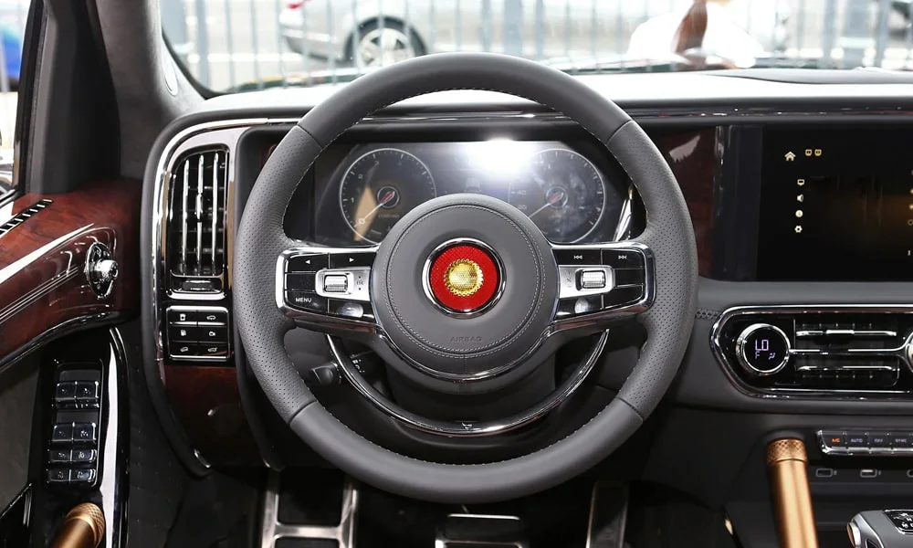 Фото Hongqi LS7 (2024) — руль. Обшивка обода и компоновка спиц крупным планом. Правильная посадка: руки на «9 и 3», приборы читаются поверх обода Hongqi LS7 (2024) — руль