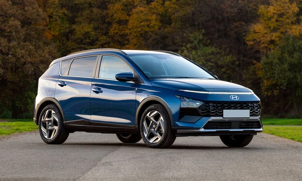 Фото Hyundai Bayon (2024) — вид спереди, фото 6. Кузов в синем цвете: рисунок оптики и решётки задаёт узнаваемое «лицо» модели. Дневные ходовые огни включаются автоматически с запуском Hyundai Bayon (2024) — вид спереди, фото 6