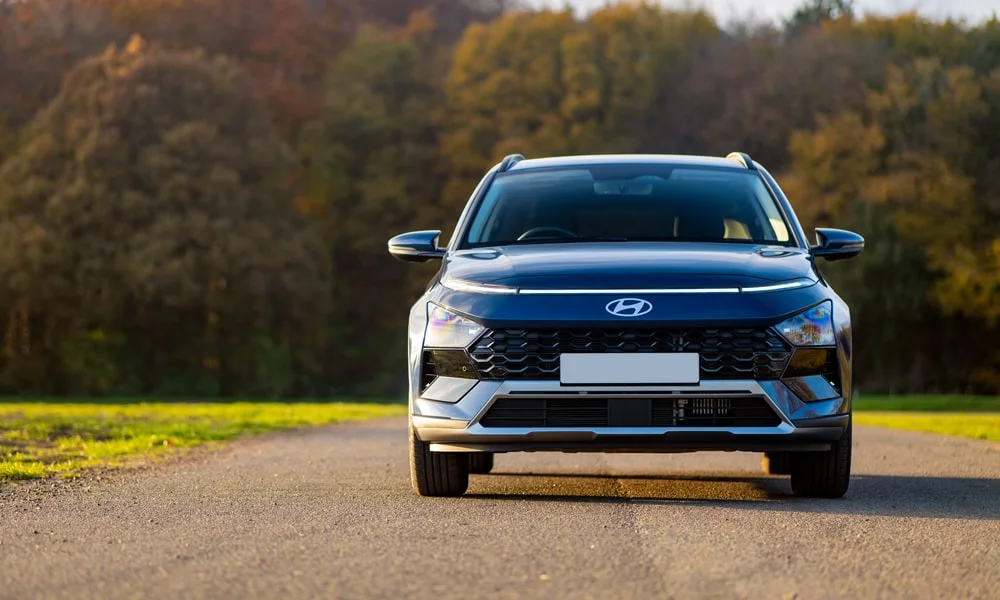 Фото Hyundai Bayon (2024) — вид спереди, фото 7. Синий кузов, строгая симметрия оптики — базовый ракурс знакомства с дизайном Hyundai Bayon (2024) — вид спереди, фото 7