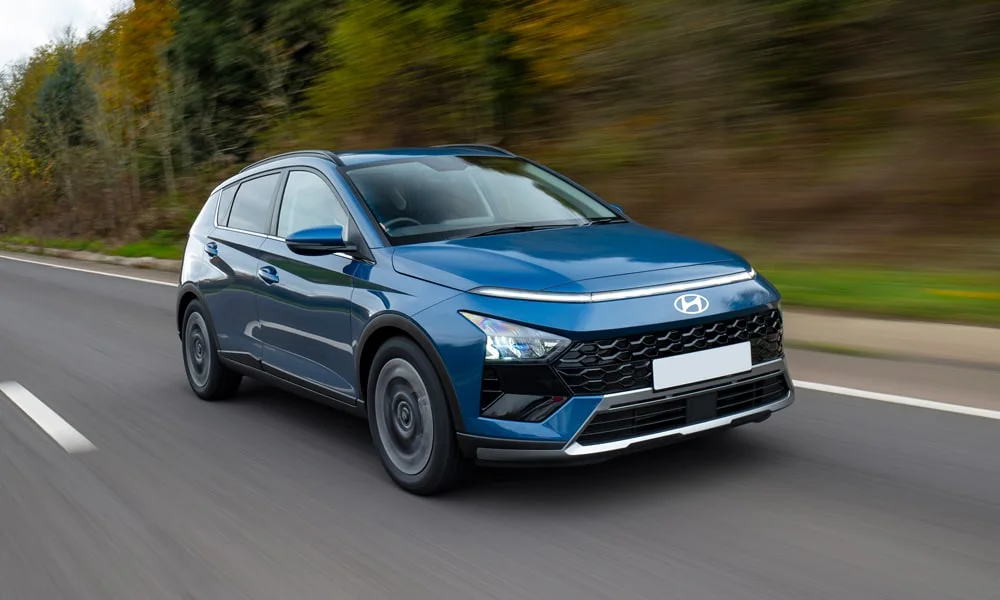 Фото Hyundai Bayon (2024) — вид спереди, фото 9. Оптика, решётка и бампер — первое впечатление о модели. Рисунок ходовых огней — подпись модели, по нему её узнают в потоке Hyundai Bayon (2024) — вид спереди, фото 9