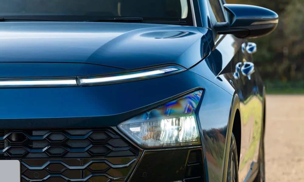 Фото Hyundai Bayon (2024) — вид спереди, фото 11. Передок в синем исполнении — крупная светотехника и выразительный бампер Hyundai Bayon (2024) — вид спереди, фото 11