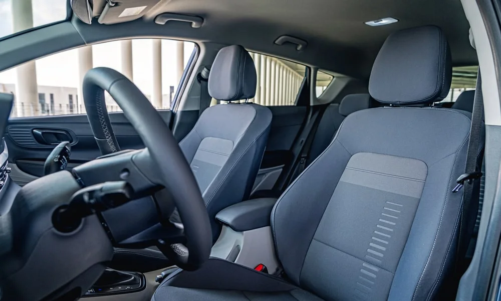 Фото Hyundai Bayon (2024) — передние сиденья. Профиль кресел: боковая поддержка и подголовники. Выраженная боковая поддержка держит в поворотах Hyundai Bayon (2024) — передние сиденья