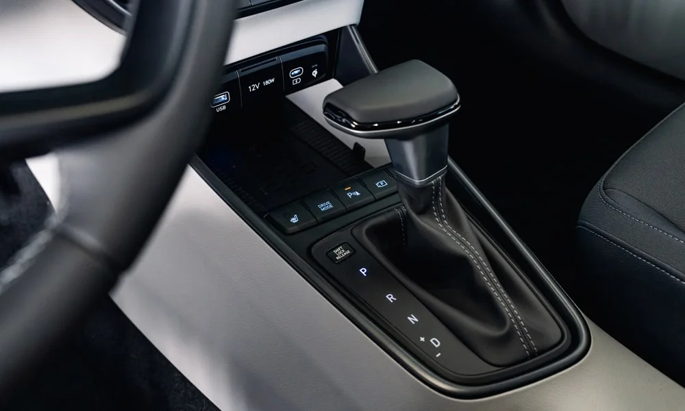 Фото Hyundai Bayon (2024) — селектор коробки передач. Управление коробкой: компактный селектор освобождает место на тоннеле. Автохолд удерживает машину на светофоре без ноги на тормозе Hyundai Bayon (2024) — селектор коробки передач