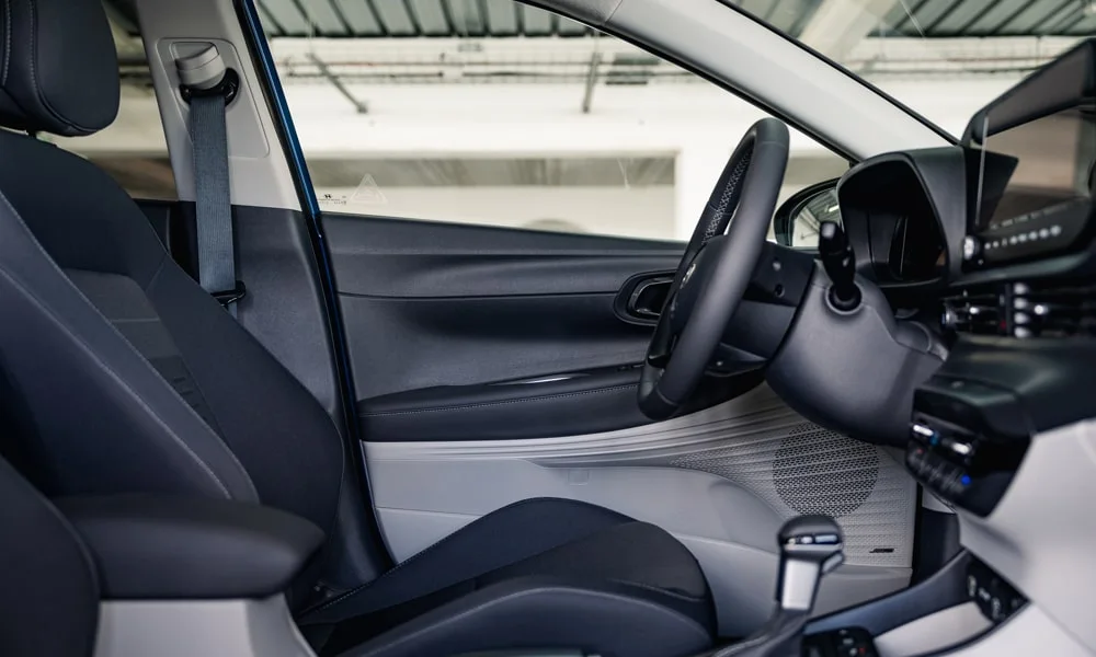 Фото Hyundai Bayon (2024) — интерьер, фото 2. Общий план салона: архитектура панели, консоль и кресла. Уровень отделки читается по стыкам панелей и мягким поверхностям в зонах касания Hyundai Bayon (2024) — интерьер, фото 2
