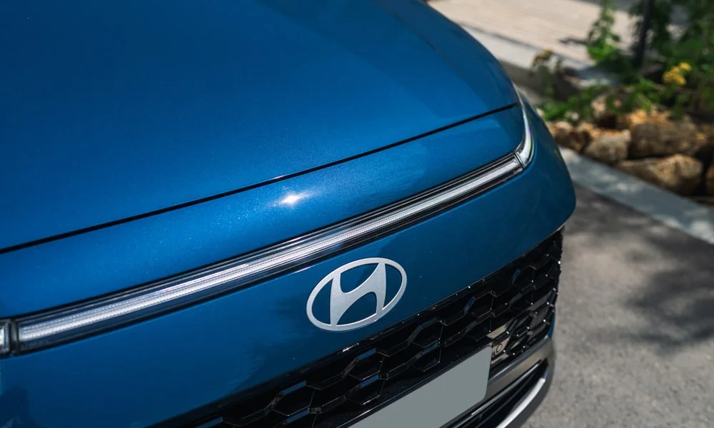 Фото Hyundai Bayon (2024) — крыша. Крыша сверху: остекление, рейлинги и антенна-плавник. Рейлинги рассчитаны на поперечины для бокса или велокреплений Hyundai Bayon (2024) — крыша
