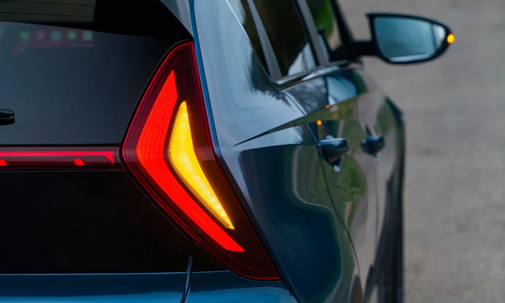 Фото Hyundai Bayon (2024) — задние фонари. Рассеиватель фонаря вблизи: компоновка секций габарита, стопа и поворотника. Динамические поворотники с бегущей индикацией встречаются в старших комплектациях Hyundai Bayon (2024) — задние фонари