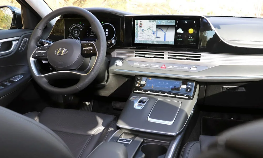 Фото Hyundai Grandeur — передняя панель. Панель в светло-серой отделке — видна компоновка экранов и органов управления Hyundai Grandeur — передняя панель