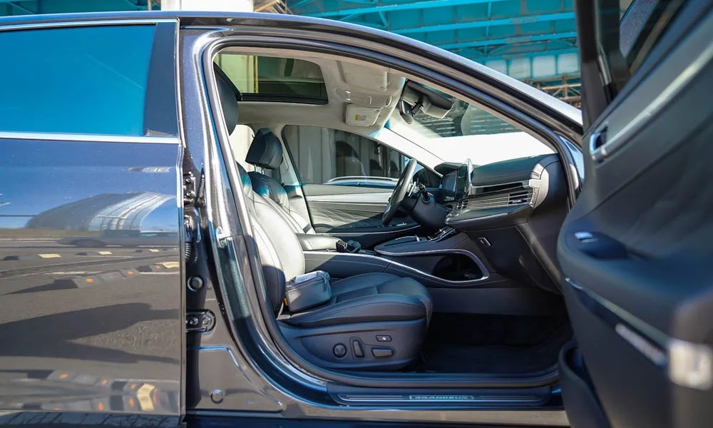 Фото Hyundai Grandeur — дверная карта. Подлокотник, динамик и блок стеклоподъёмников Hyundai Grandeur — дверная карта