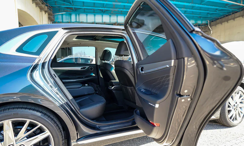 Фото Hyundai Grandeur — дверная карта, фото 2. Подлокотник, динамик и блок стеклоподъёмников. Решётка динамика в двери — часть штатной акустики Hyundai Grandeur — дверная карта, фото 2
