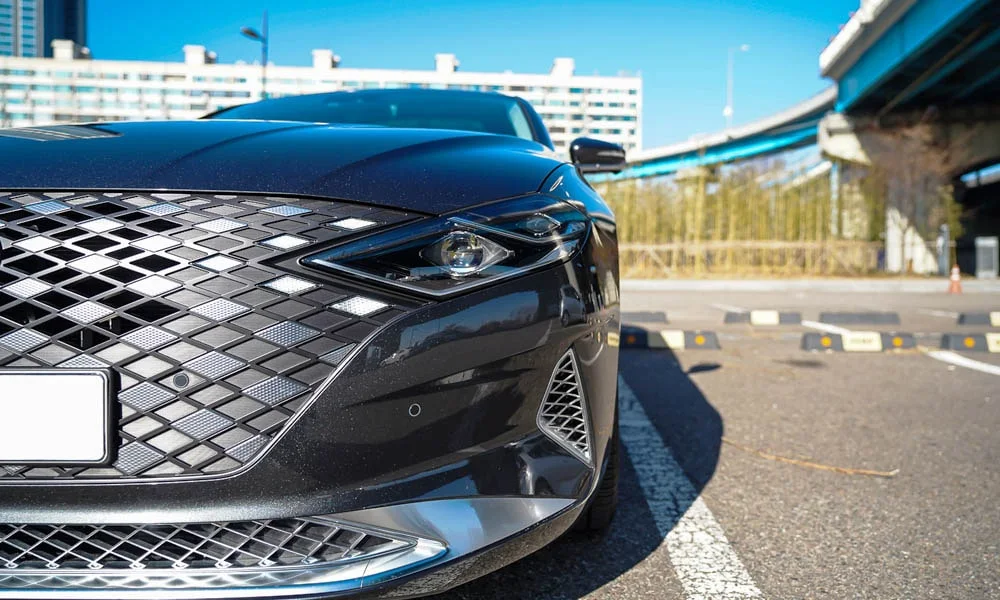 Фото Hyundai Grandeur — вид спереди, фото 5. Анфас: пропорции капота, посадка кузова и графика ходовых огней Hyundai Grandeur — вид спереди, фото 5