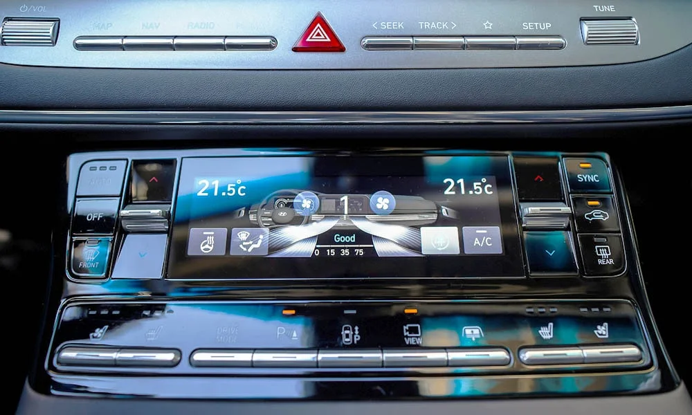 Фото Hyundai Grandeur — экран мультимедиа, фото 3. Интерфейс медиасистемы крупным планом. Быстрота отклика интерфейса важнее диагонали — оцените её на тест-драйве Hyundai Grandeur — экран мультимедиа, фото 3