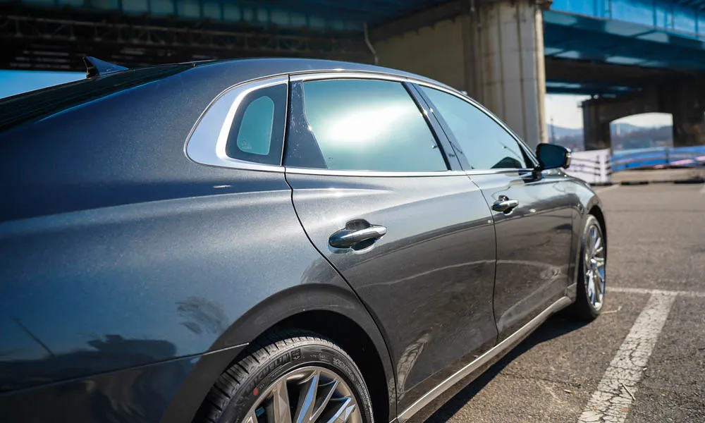 Фото Hyundai Grandeur — вид сбоку, фото 3. Профиль в сером цвете: соотношение колёсной базы и свесов. Хромированные или чёрные молдинги окон отличают комплектации Hyundai Grandeur — вид сбоку, фото 3