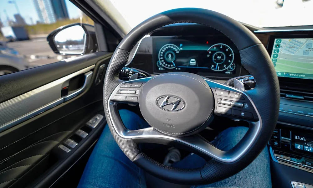 Фото Hyundai Grandeur — руль. Обшивка обода и компоновка спиц крупным планом. Обогрев обода — опция, которую оценят зимой Hyundai Grandeur — руль