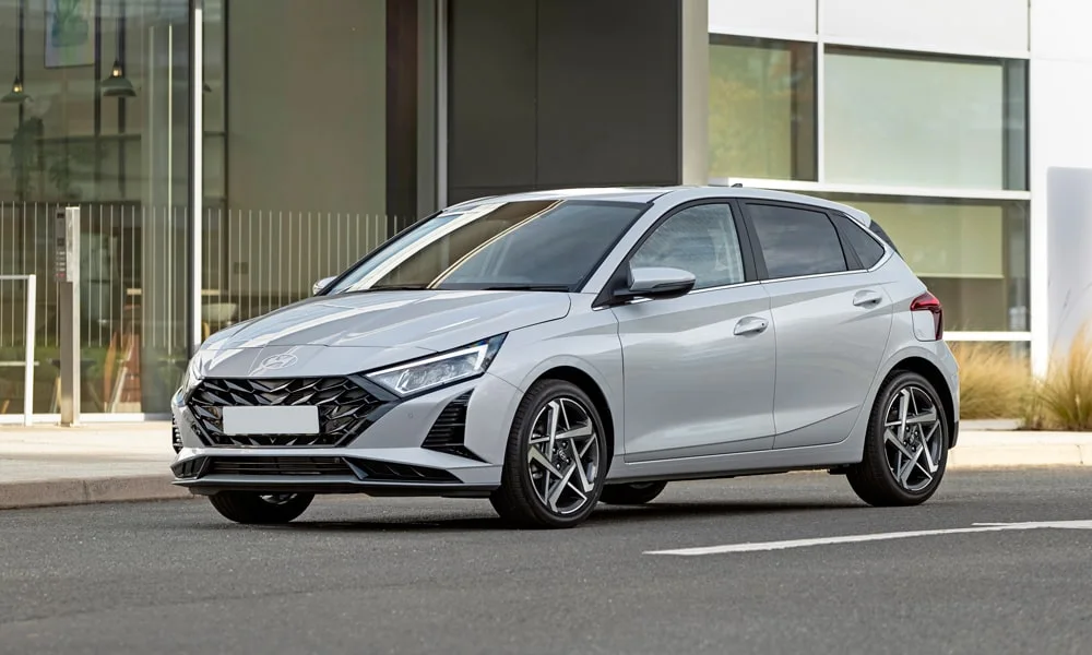 Фото Hyundai i20 — вид спереди, фото 7. Кузов в серебристом цвете: рисунок оптики и решётки задаёт узнаваемое «лицо» модели. Рисунок ходовых огней — подпись модели, по нему её узнают в потоке Hyundai i20 — вид спереди, фото 7