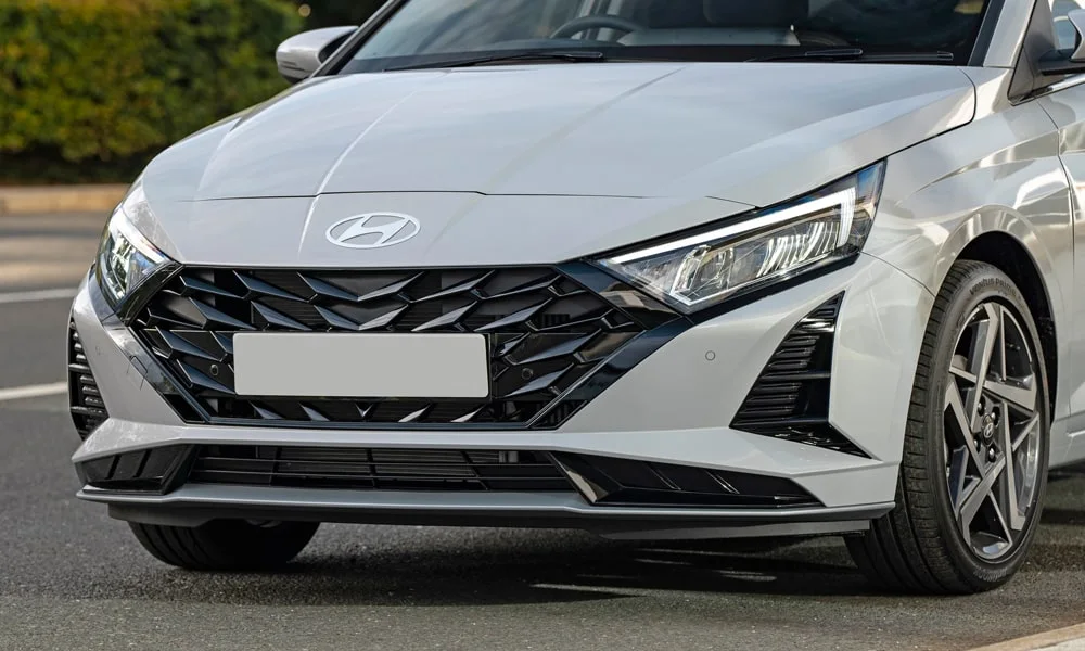 Фото Hyundai i20 — вид спереди, фото 9. Анфас: пропорции капота, посадка кузова и графика ходовых огней Hyundai i20 — вид спереди, фото 9