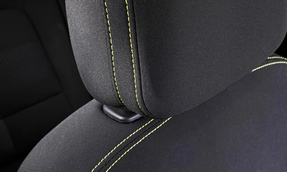 Фото Hyundai i20 — интерьер, фото 2. Общий план салона: архитектура панели, консоль и кресла. Светлая гамма зрительно расширяет салон, тёмная — практичнее в уходе Hyundai i20 — интерьер, фото 2