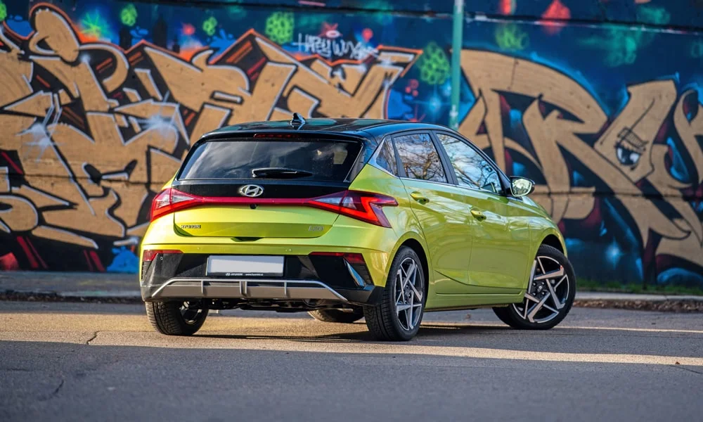 Фото Hyundai i20 — вид сзади, фото 3. Зелёный кузов сзади — фонари и бампер определяют ночной образ модели Hyundai i20 — вид сзади, фото 3