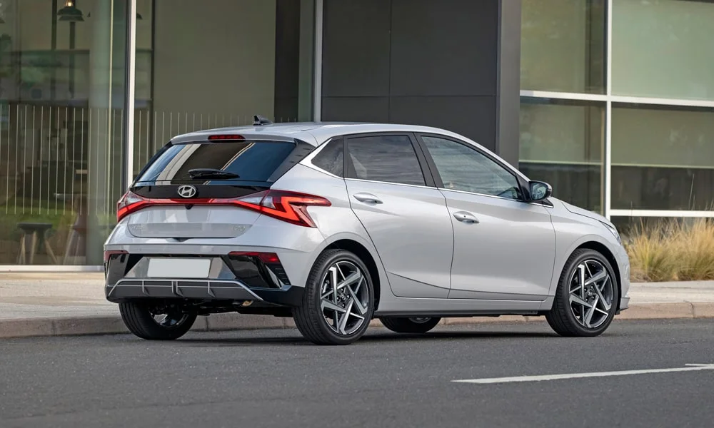 Фото Hyundai i20 — вид сзади, фото 5. Линия крыши, стойки и задняя дверь в серебристом исполнении. Насадки выхлопа или их имитация внизу бампера различают версии Hyundai i20 — вид сзади, фото 5