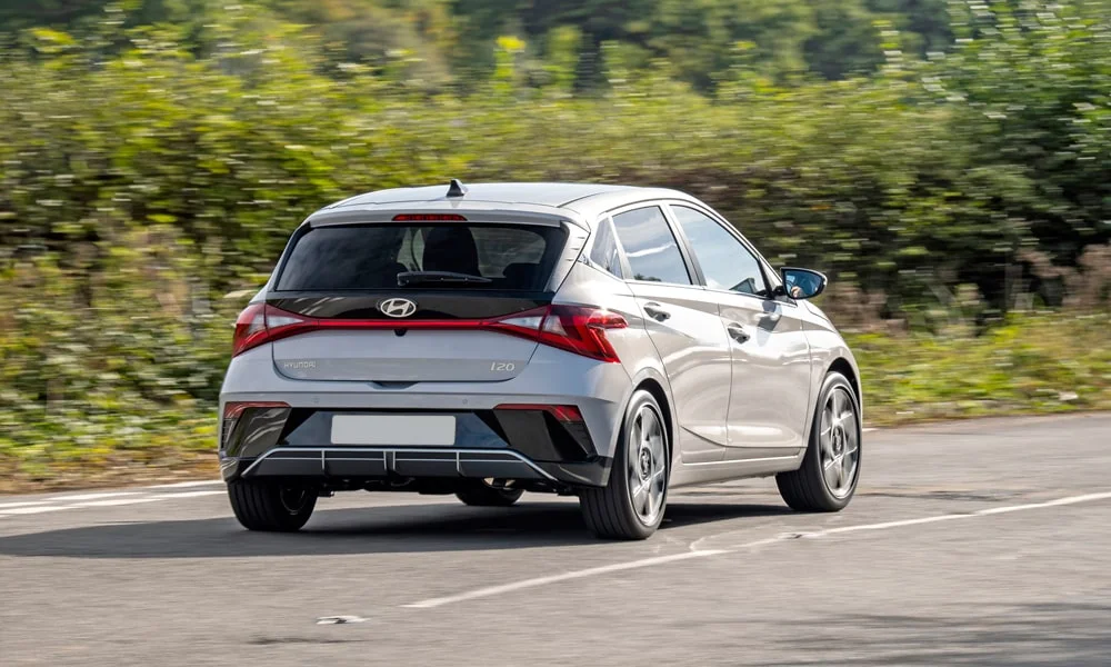 Фото Hyundai i20 — вид сзади, фото 7. Линия крыши, стойки и задняя дверь в серебристом исполнении. Насадки выхлопа или их имитация внизу бампера различают версии Hyundai i20 — вид сзади, фото 7