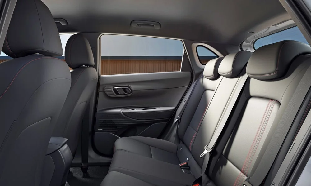 Фото Hyundai i20 — задние сиденья, фото 2. Посадка второго ряда: подголовники и подлокотник. Спинки складываются под длинные грузы у большинства версий Hyundai i20 — задние сиденья, фото 2