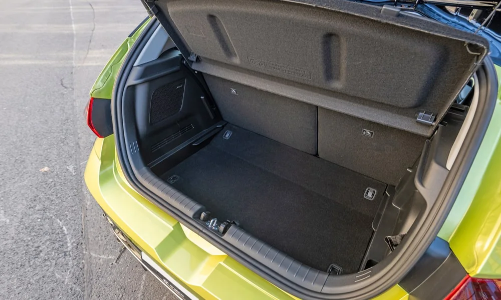 Фото Hyundai i20 — багажник. Форма проёма, ровный пол и организация пространства Hyundai i20 — багажник