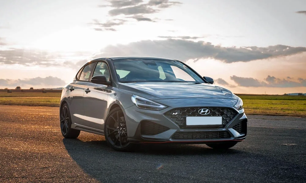 Фото Hyundai i30 Fastback N (2024) — вид спереди, фото 4. Оптика, решётка и бампер — первое впечатление о модели. Рисунок ходовых огней — подпись модели, по нему её узнают в потоке Hyundai i30 Fastback N (2024) — вид спереди, фото 4
