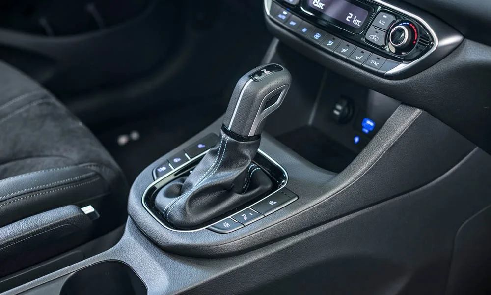 Фото Hyundai i30 Fastback N (2024) — селектор коробки передач. Управление коробкой: компактный селектор освобождает место на тоннеле. Автохолд удерживает машину на светофоре без ноги на тормозе Hyundai i30 Fastback N (2024) — селектор коробки передач