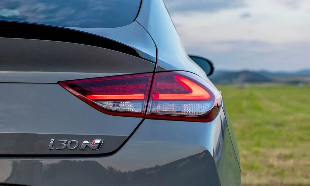 Фото Hyundai i30 Fastback N (2024) — вид сзади, фото 3. Линия крыши, стойки и задняя дверь в сером исполнении Hyundai i30 Fastback N (2024) — вид сзади, фото 3