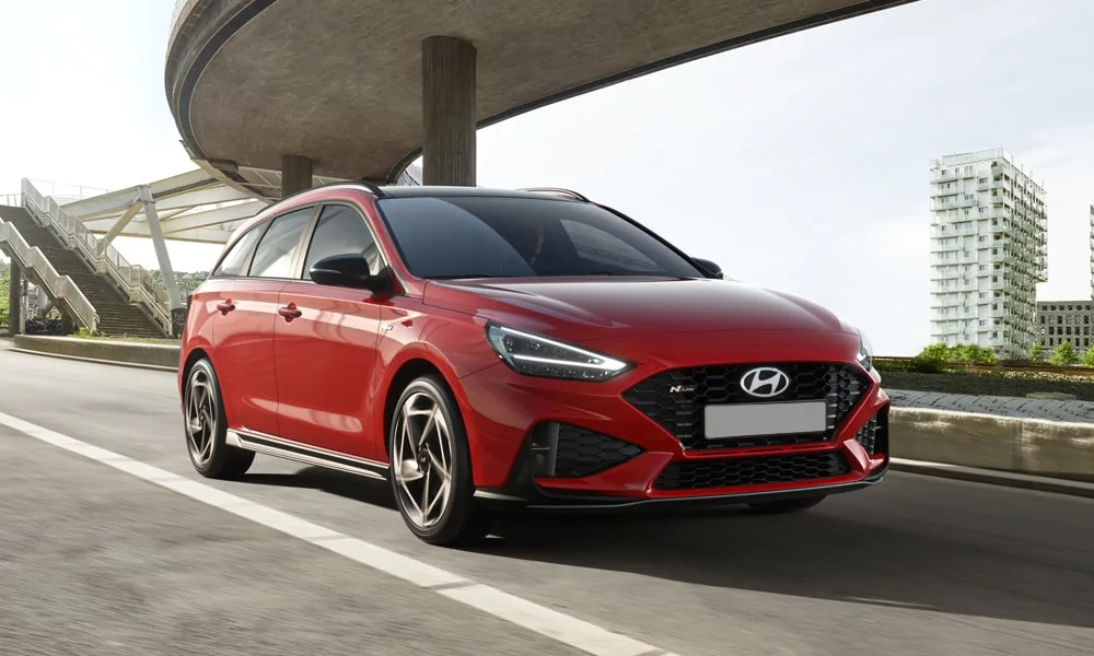 Фото Hyundai i30 — вид спереди, фото 15. Красный кузов, строгая симметрия оптики — базовый ракурс знакомства с дизайном Hyundai i30 — вид спереди, фото 15