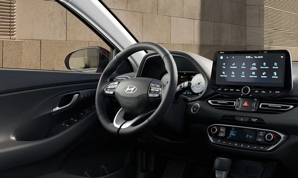 Фото Hyundai i30 — интерьер, фото 3. Общий план салона: архитектура панели, консоль и кресла. Уровень отделки читается по стыкам панелей и мягким поверхностям в зонах касания Hyundai i30 — интерьер, фото 3