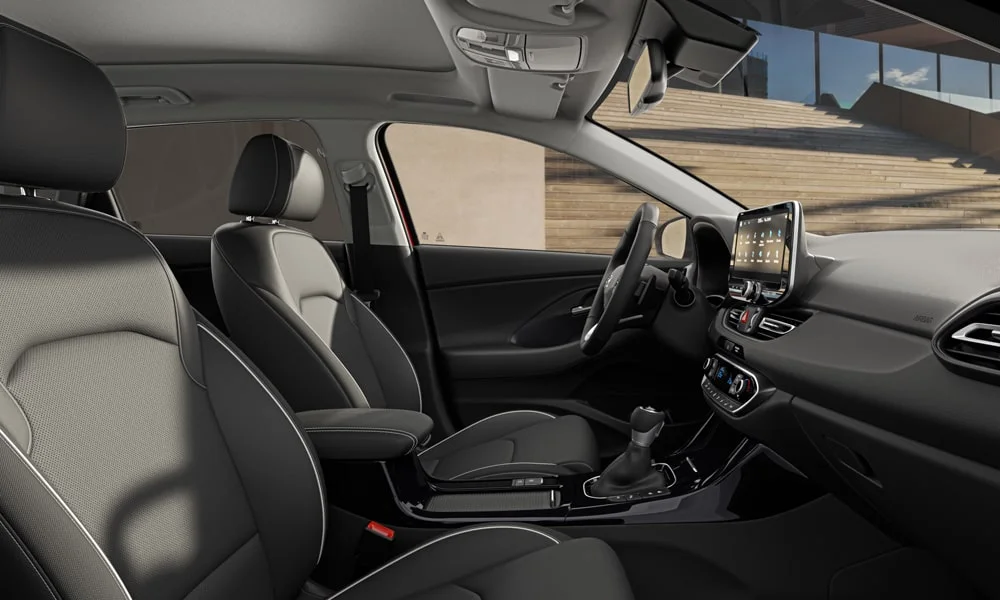 Фото Hyundai i30 — интерьер, фото 4. Общий план салона: архитектура панели, консоль и кресла. Светлая гамма зрительно расширяет салон, тёмная — практичнее в уходе Hyundai i30 — интерьер, фото 4