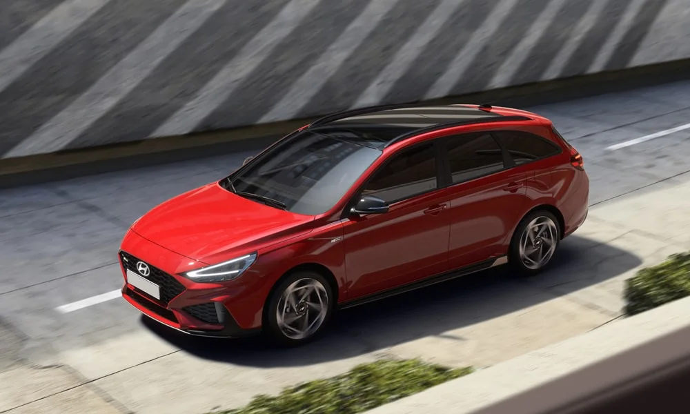 Фото Hyundai i30 — крыша, фото 2. Линия крыши и панорамное остекление с высоты. Рейлинги рассчитаны на поперечины для бокса или велокреплений Hyundai i30 — крыша, фото 2