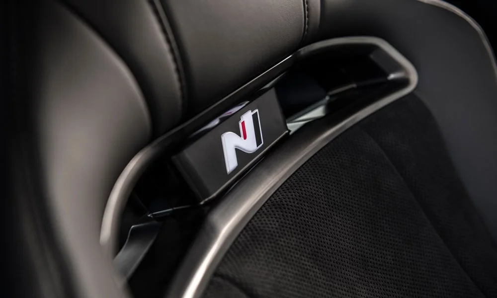 Фото Hyundai IONIQ 5 N — интерьер, фото 2. Общий план салона: архитектура панели, консоль и кресла. Светлая гамма зрительно расширяет салон, тёмная — практичнее в уходе Hyundai IONIQ 5 N — интерьер, фото 2